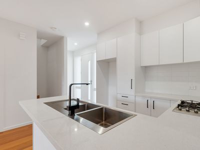 2 / 2 Donald Avenue, Essendon