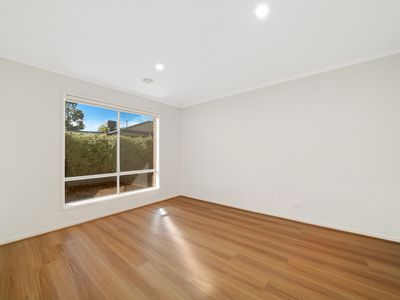 8 Manifera Close, Manor Lakes