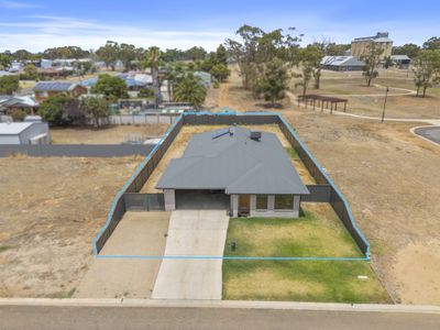 47 Lewis Crescent, Finley