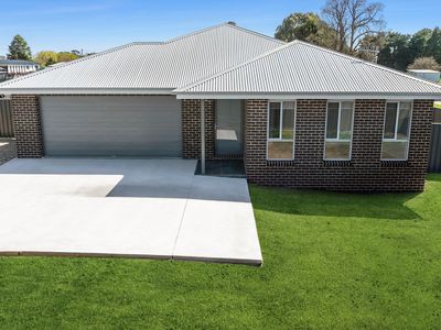 7 Leonard Place, Crookwell