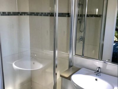 4 / 6 Wright Crescent, Gray