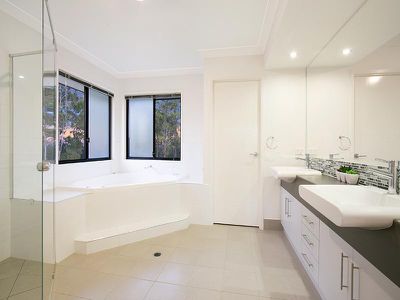27 The Crescent, Underwood