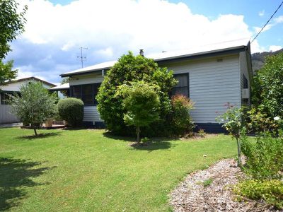 12 Lakeside Avenue, Mount Beauty
