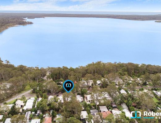 Renovated Queenslander - A Minute Walk to the Lake image 27