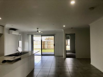 15 Langland Circuit , Walloon