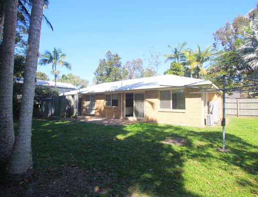 Tidy home in great location image 7