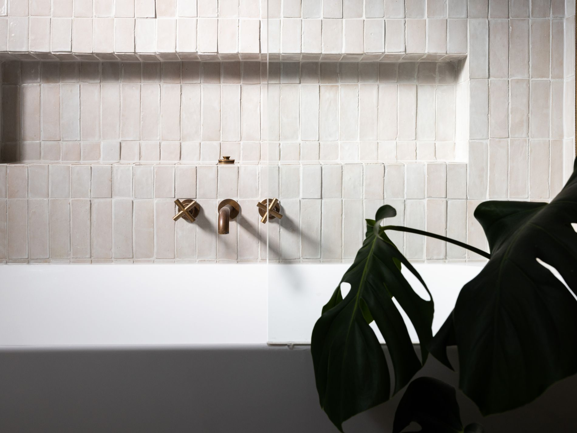 40 Sunset Strip, Manyana