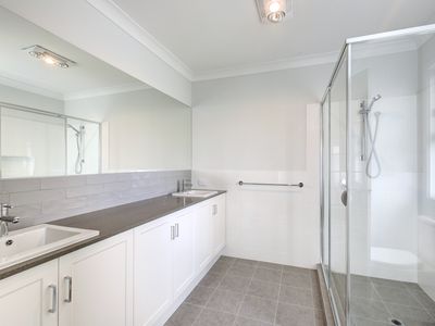 166 Heysen Boulevard, Mount Barker