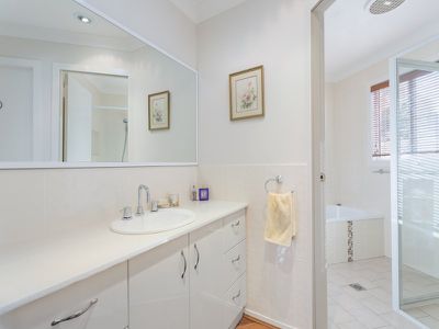 2 Stanthorpe Drive, Kanahooka