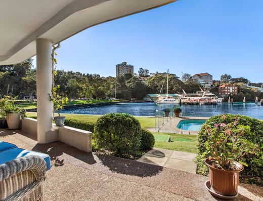 North Sydney Unit in Boutique Block with Resort-Style Facilities