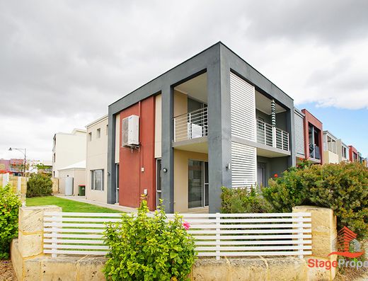 Stylish 3-Bedroom Townhouse in Prime Location