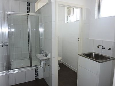 8/3 East Court, Newcomb