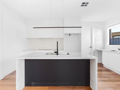 36 Stapley Crescent, Altona North