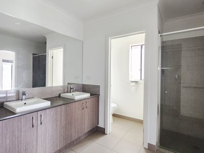 95 Holyoake Parade, Manor Lakes