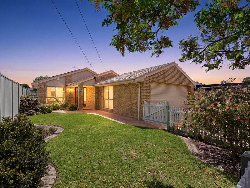 16 NEWHAM WAY, Altona Meadows