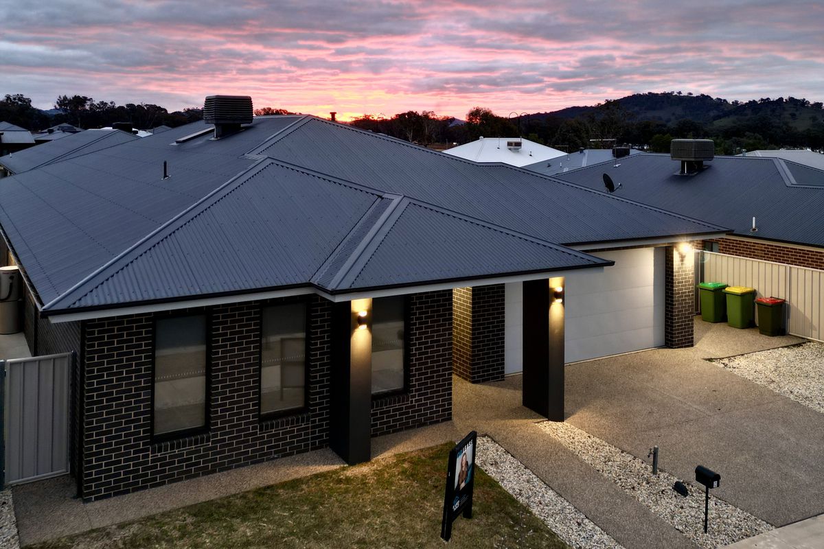 Large Family Home 4 Bedrooms and 4 Living Areas
