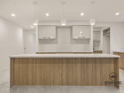 34 Guling , Clyde North