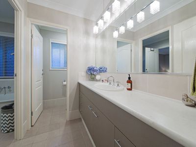 5 Sylvateere Cr, Wakerley
