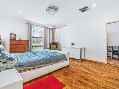 10 Holywell Street, Middle Swan