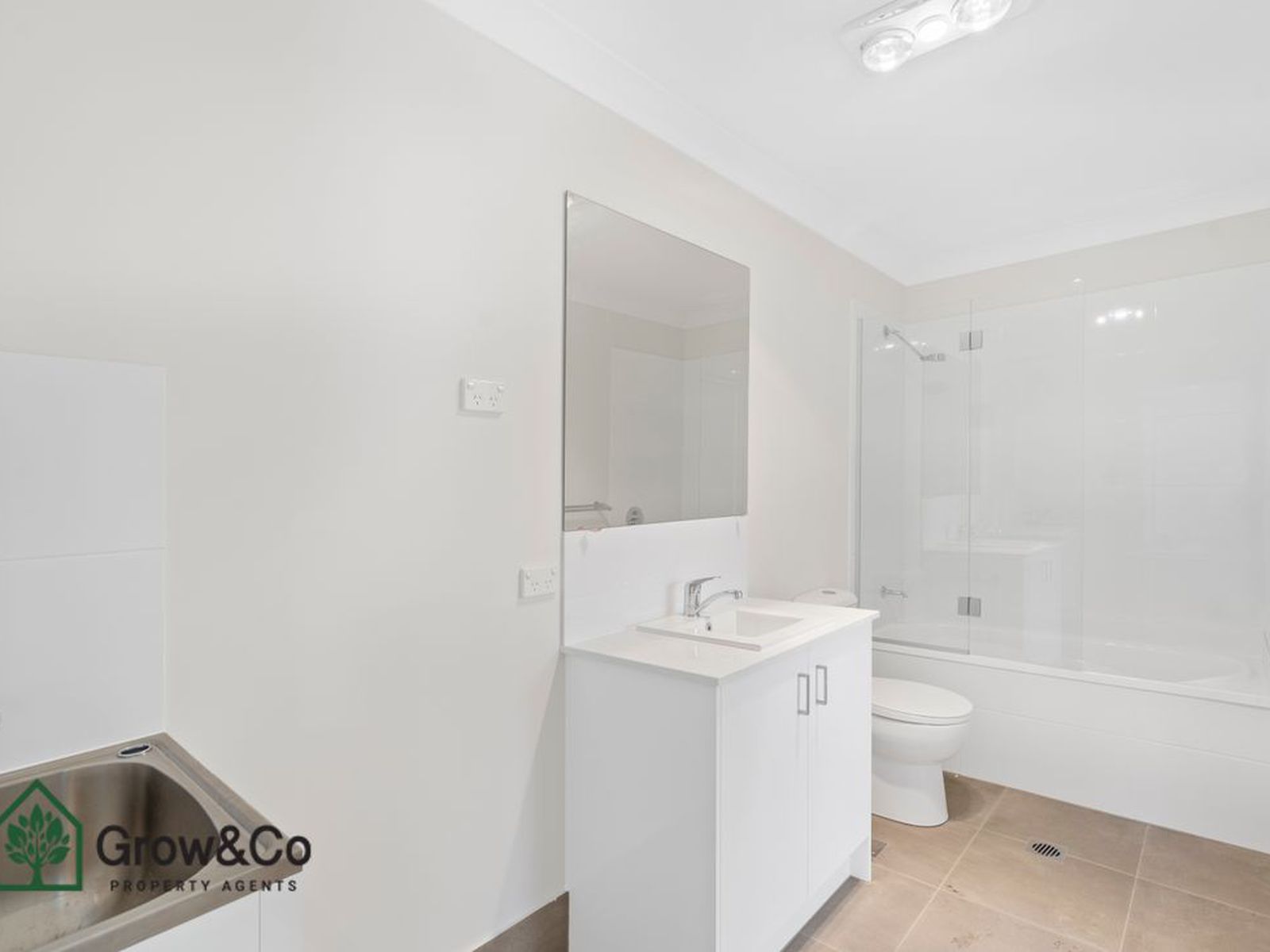 Investor or Two families! under $1.15 m Dual Home 
