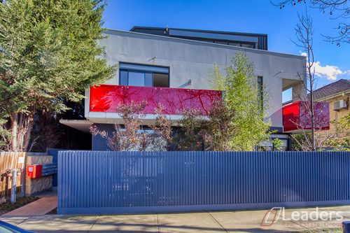 8 / 10 Docker Street, Elwood