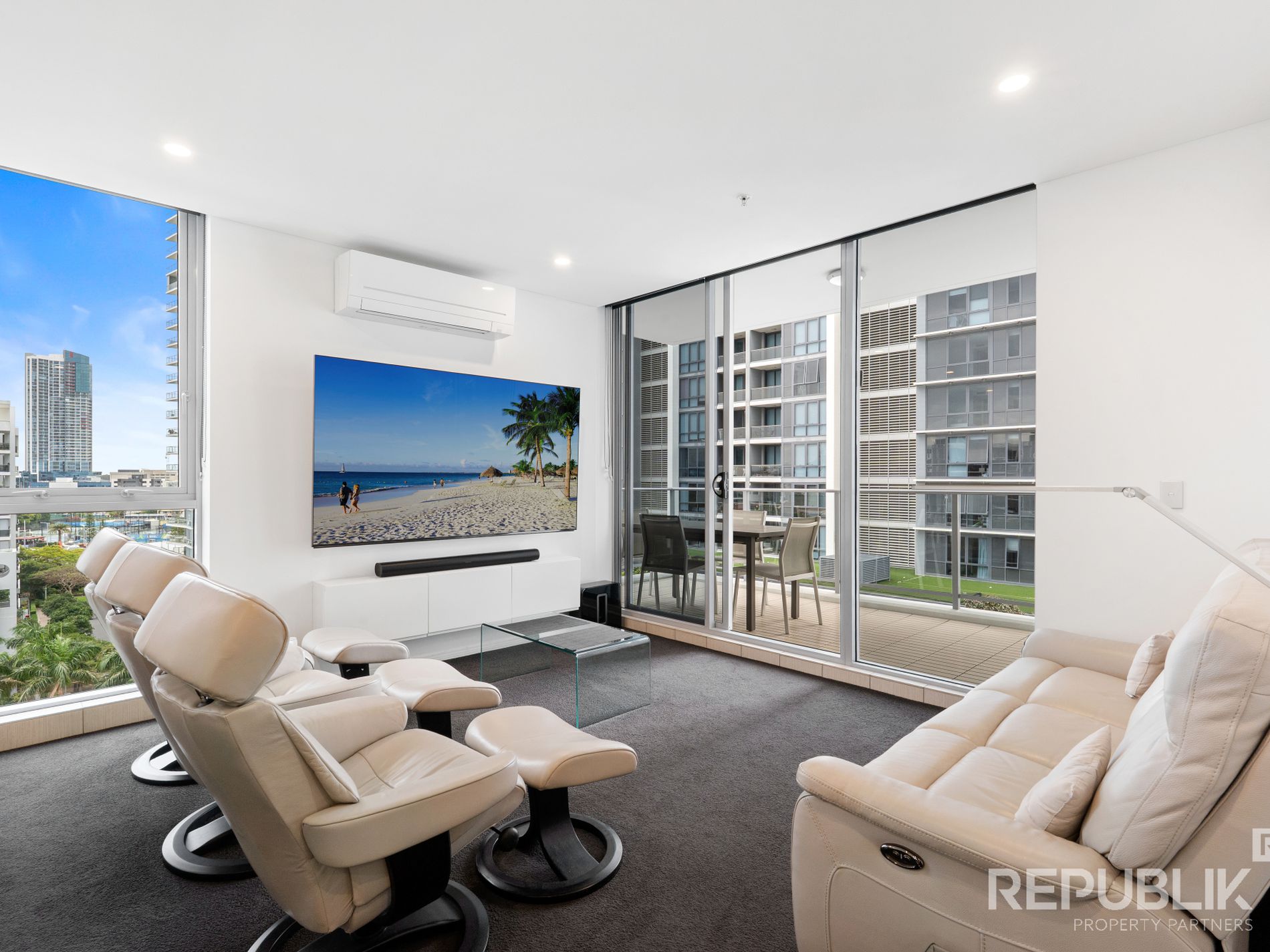 1102 / 4 COMO CRESCENT, Southport