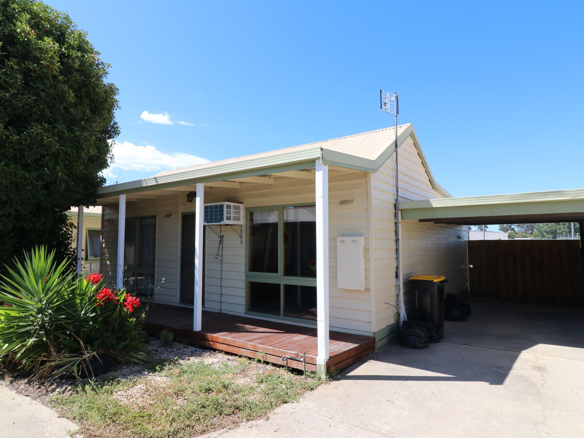 10 2- 6 Albert Street, Seymour