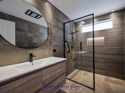 175 Kinross Drive, Kinross