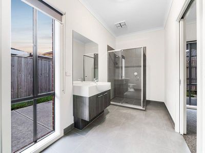 6 Harper Crescent, Cranbourne West