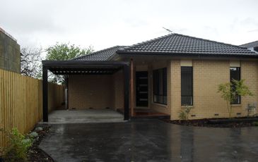 3 / 8 Charles Street, Pakenham