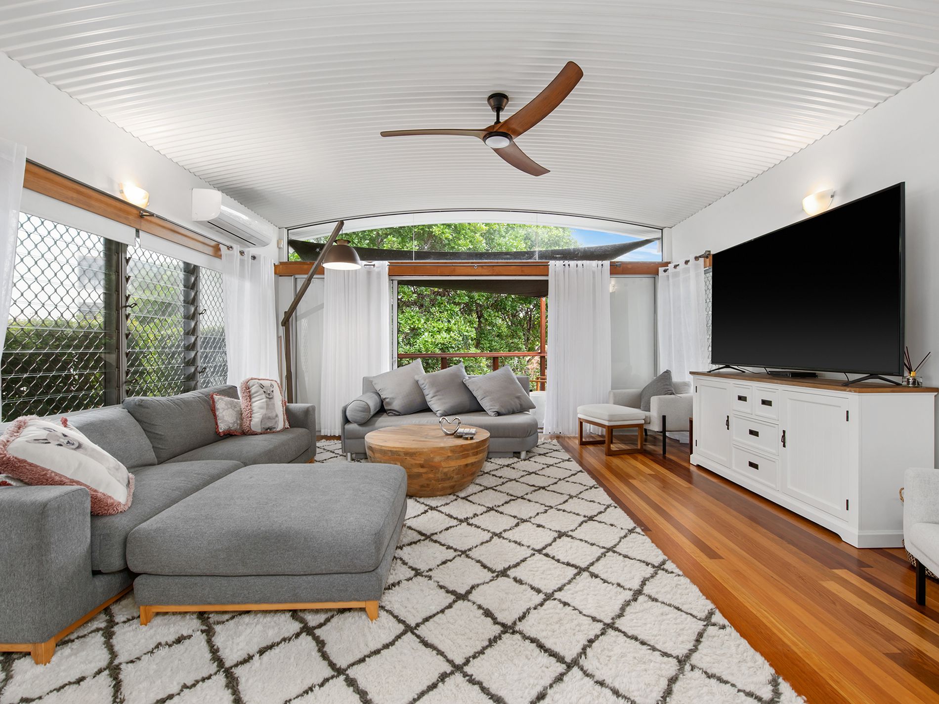 702 Casuarina Way, Casuarina