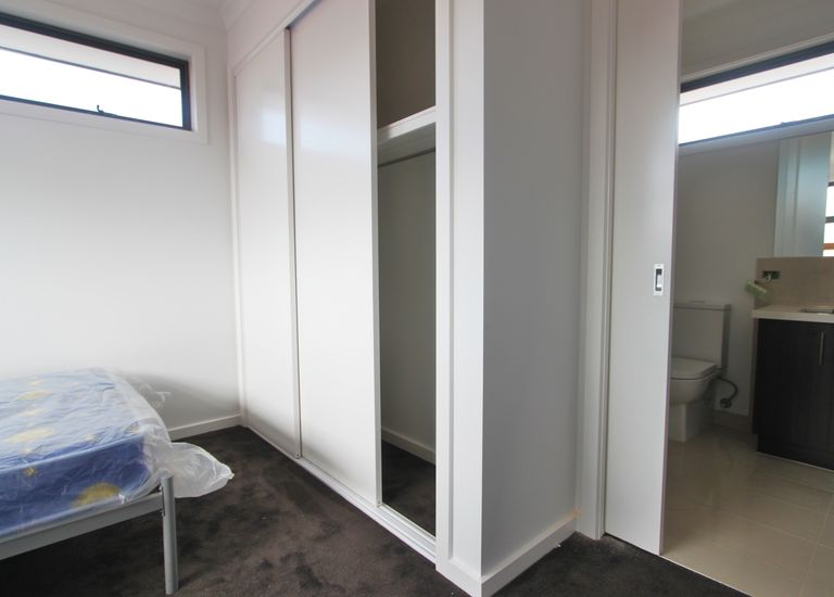 1 / 4 Harlington Street, Clayton