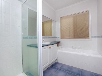 2 May Gibbs Crescent, Lynbrook