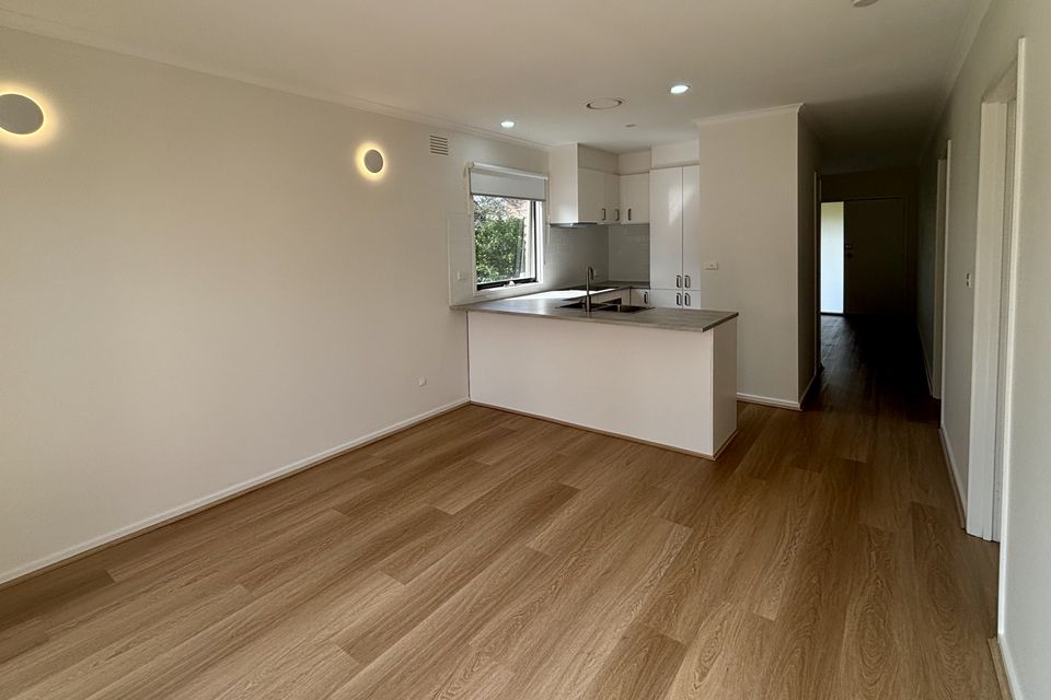 1 / 10 Templewood Crescent, Avondale Heights