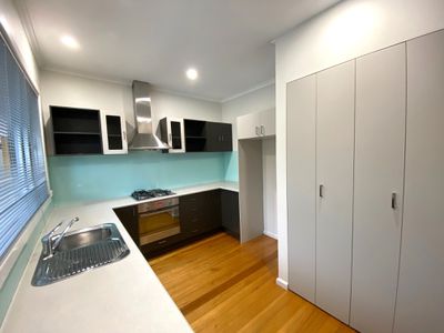 111 Greensborough Road, Macleod