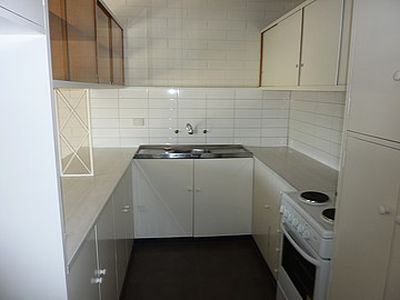 8/3 East Court, Newcomb
