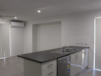 1 / 102 Bradman Way, Urangan