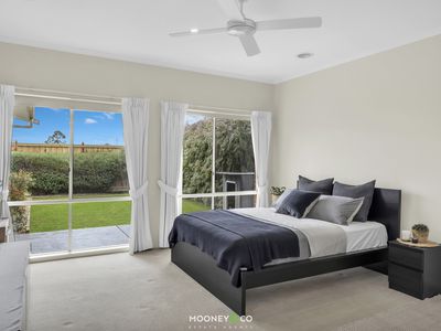 8 Lochgreen View, Cranbourne