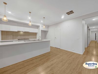 32 Chromite Circuit, Weir Views