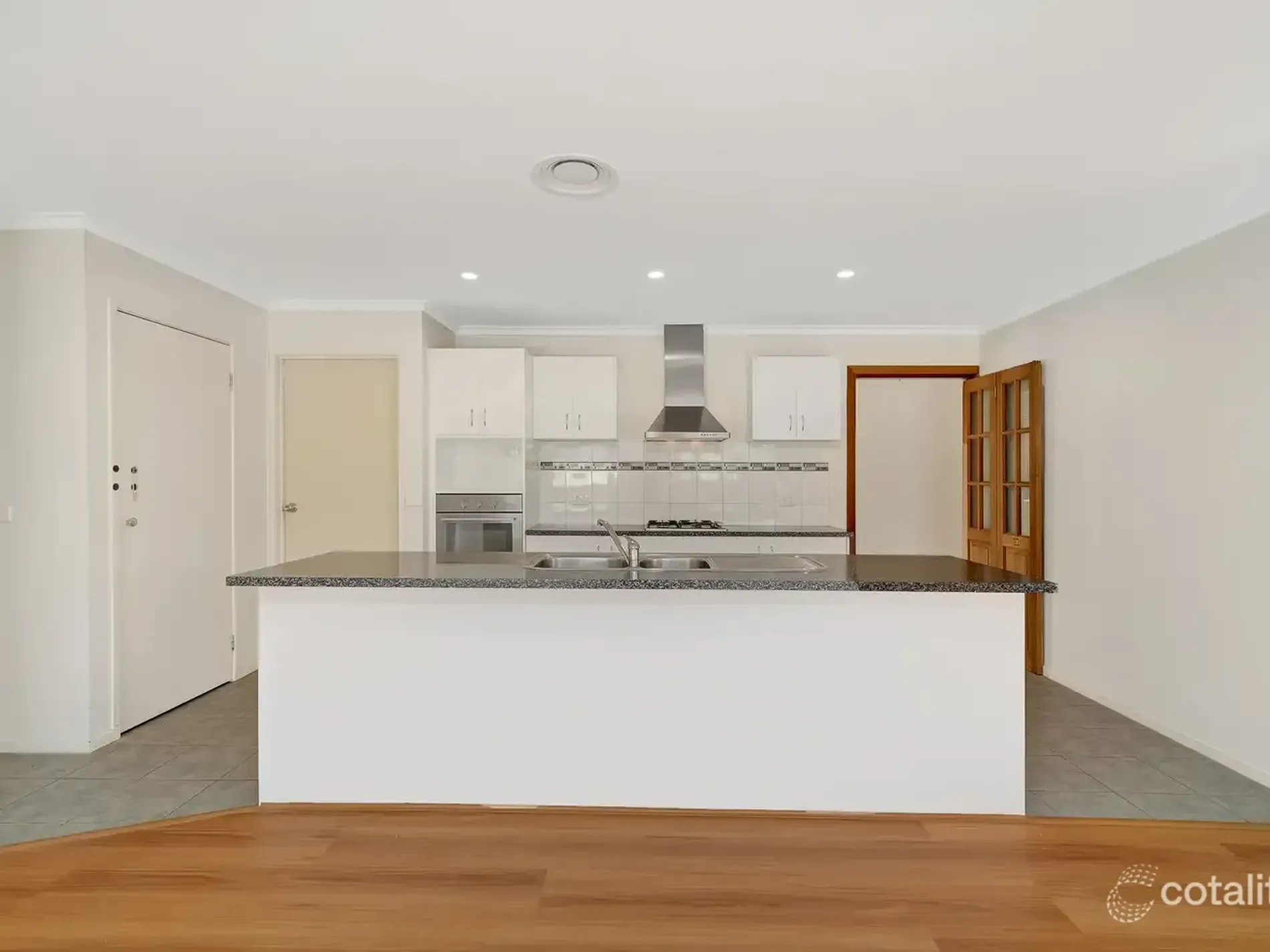 8 Manifera Close, Manor Lakes