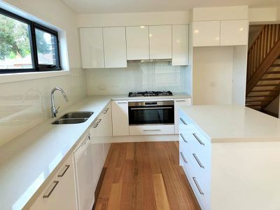 2 / 12 Curie Avenue, Oak Park