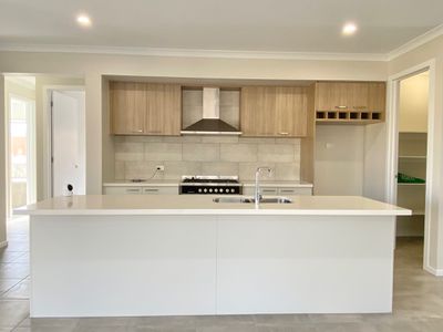 11 Nunda Way, Manor Lakes