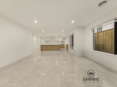 34 Guling , Clyde North