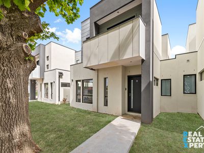 2 / 7 Young Road, Hallam