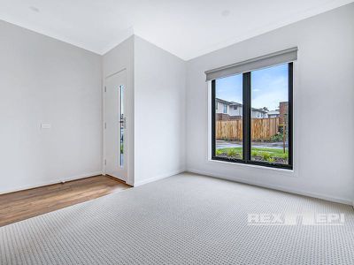 6 Gordal Court, Lynbrook