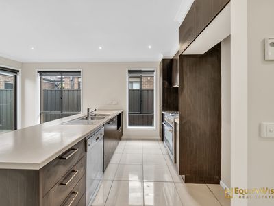 5 Lambertia Crescent, Manor Lakes