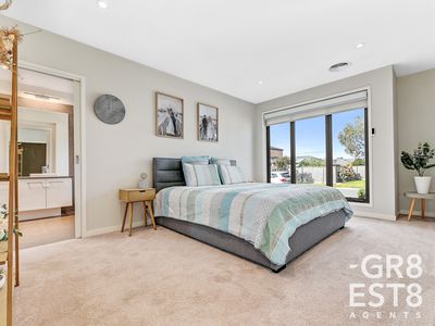 4 Harper Crescent, Cranbourne West