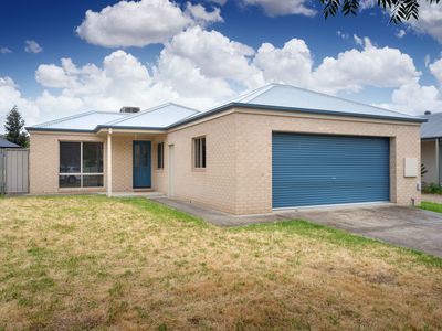 8 WATTLE WAY, West Albury