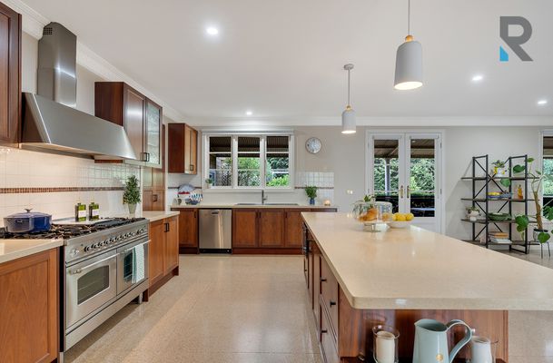 8 Pine Grove, Mickleham