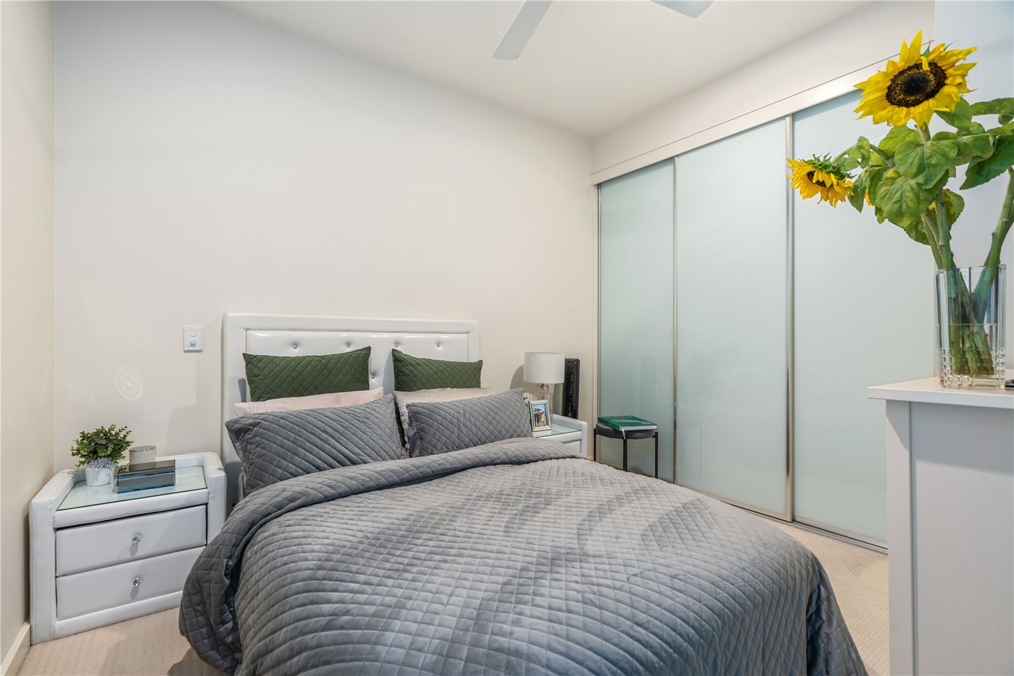 215 / 1-2 Tarni Court, New Port